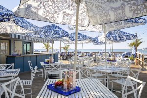 The Beach Club dotted with sun umbrellas at 168极速赛车官方开奖结果记录体彩 Resort