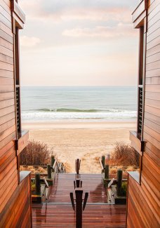 A stairwell frames a view of the ocean at 168极速赛车官方开奖结果记录体彩 Resort