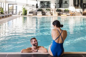 Couple relaxing in the indoor saltwater pool at Gurney's 极速赛车168一分钟开奖记录体彩-开奖结果预测官网直播 seawater spa.