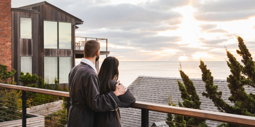 A couple in robes overlooks the view at 168极速赛车官方开奖结果记录体彩 Resort