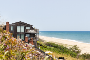 Flowers in the foreground and 168极速赛车官方开奖结果记录体彩 Resort and beach in the background